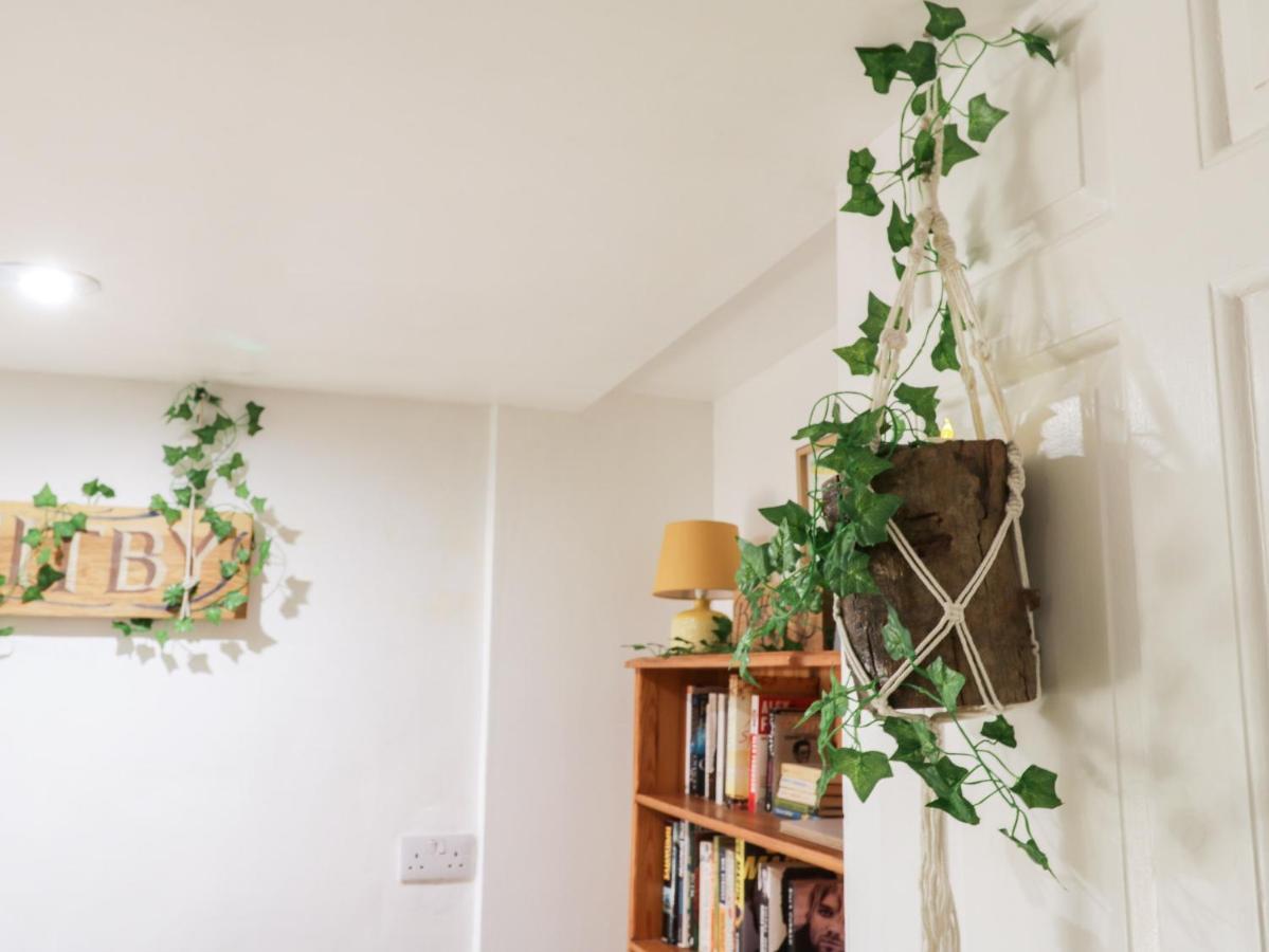 The Surfers Bolt Hole Apartment วิทบี ภายนอก รูปภาพ