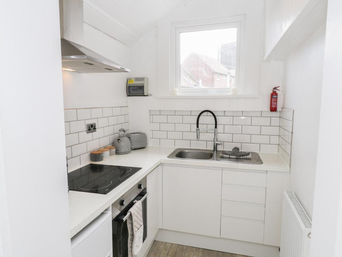 The Surfers Bolt Hole Apartment วิทบี ภายนอก รูปภาพ